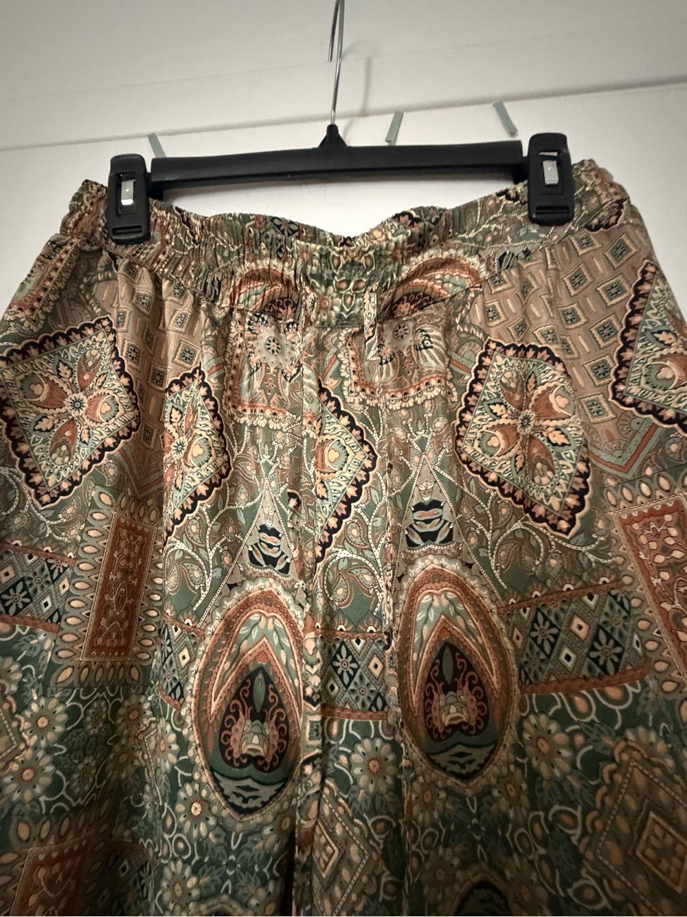 Tahari Printed Wide-Leg Pants in Olive and Tan Paisley - Picture 2 of 6